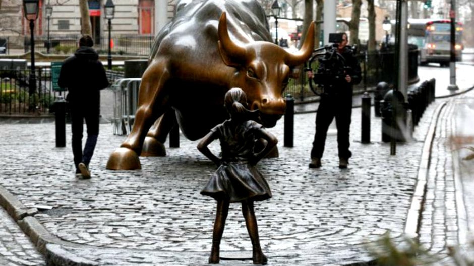 Capa da matéria Desafiante estátua de menina lembra Wall Street (e todos nós) sobre papel da mulher no mercado de trabalho