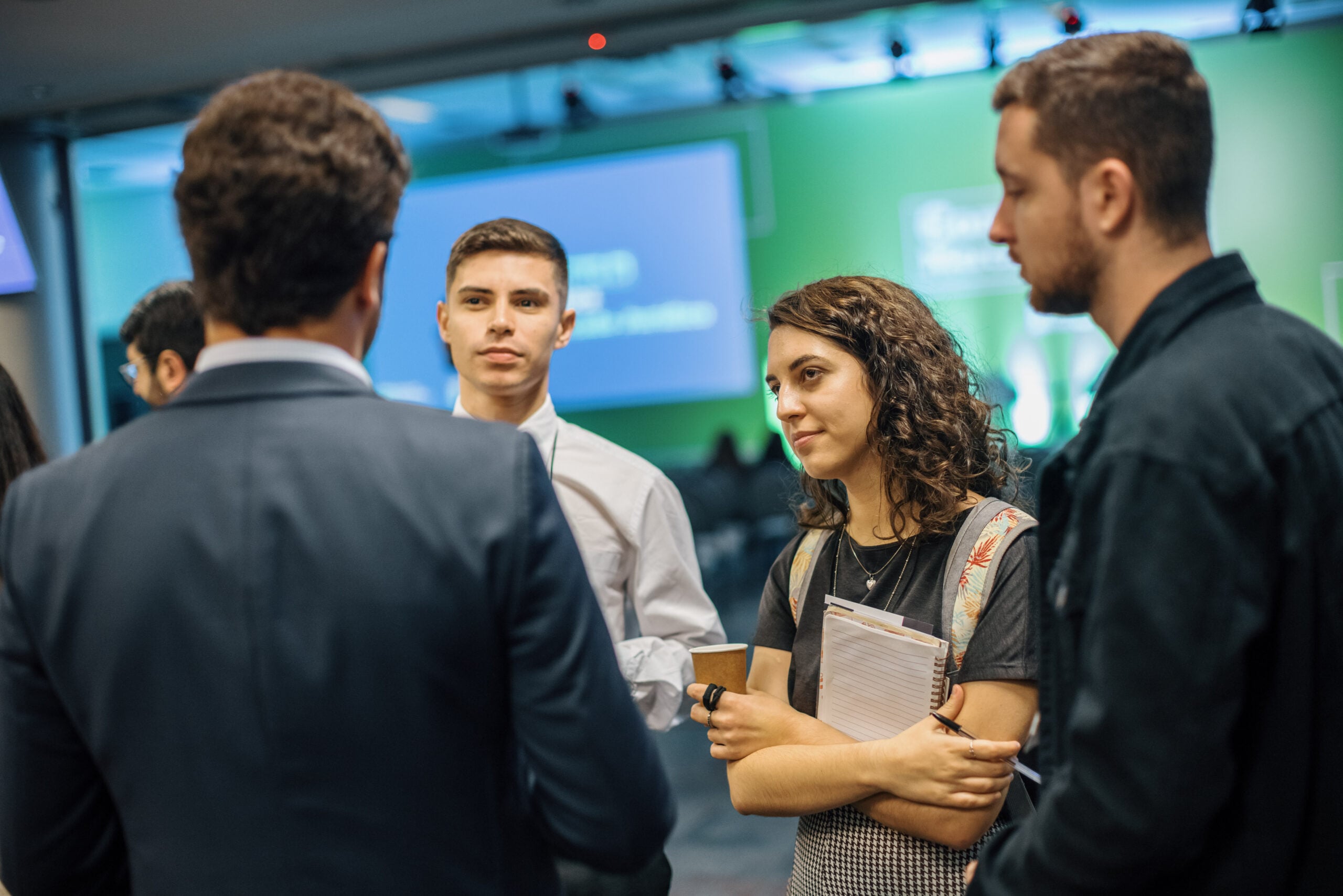 Capa da matéria Jovens são colocados frente a frente com recrutadores na Conferência Mercado Financeiro. Saiba como participar!