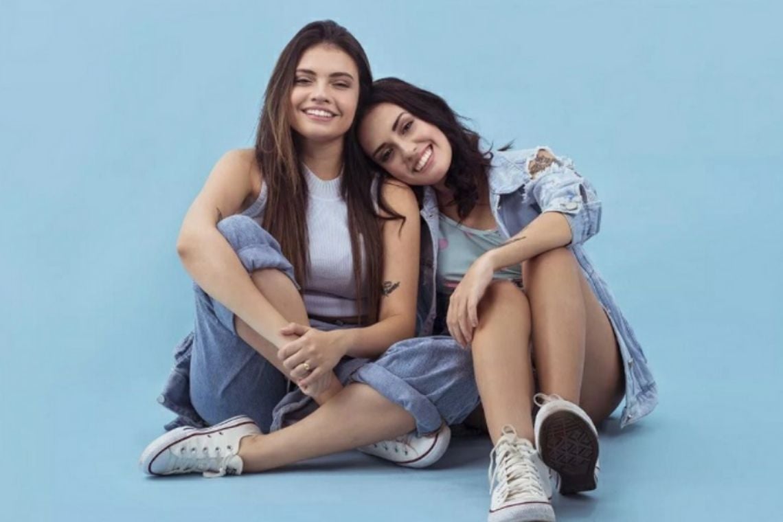 Capa da matéria Para viver de música e trabalhar na internet é preciso ter coragem – Carol & Vitória sabem disso como ninguém