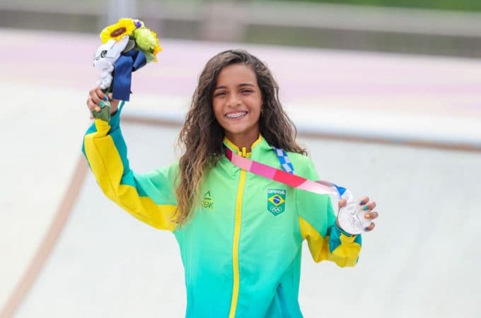 No centro da imagem, Rayssa Leal, de apenas 13 anos, posa para foto com sua medalha de prata