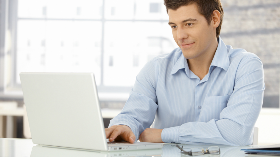 homem digitando no computador homem digitando no computador