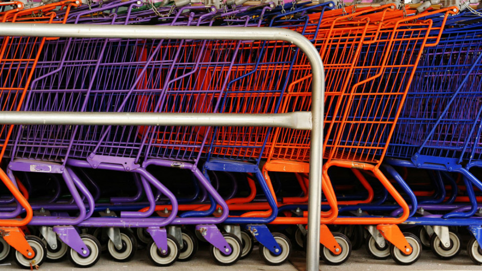 Carrinhos de supermercado coloridos em fila