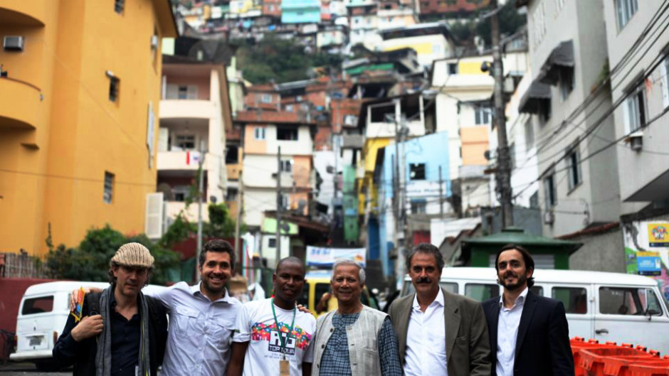 Muhammad Yunus em favela no Brasil