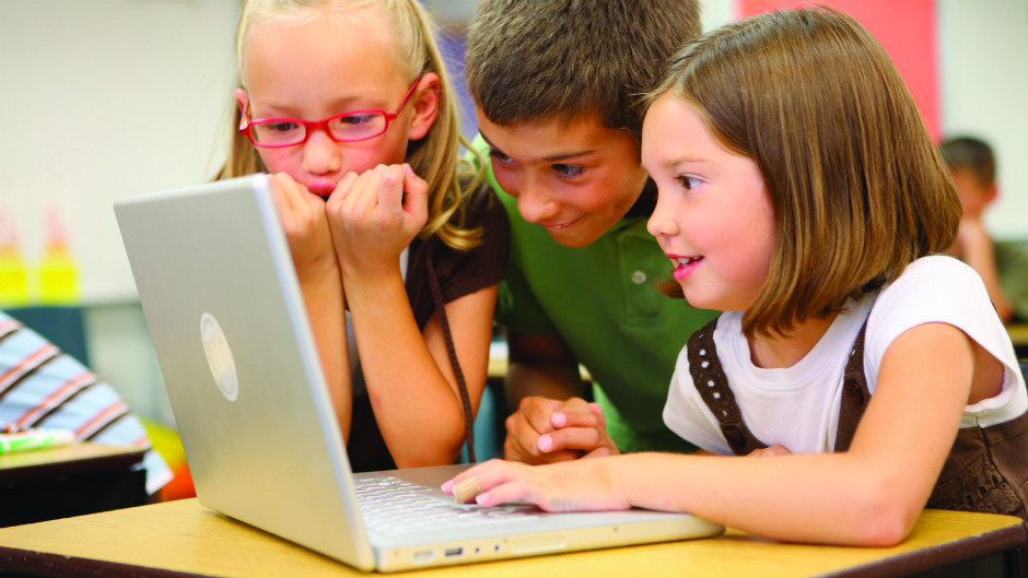 crianças usando o computador