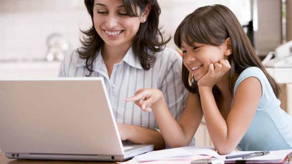 mulher e criança usando o computador