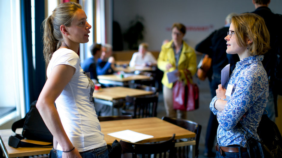 duas mulheres conversando em cafeteria