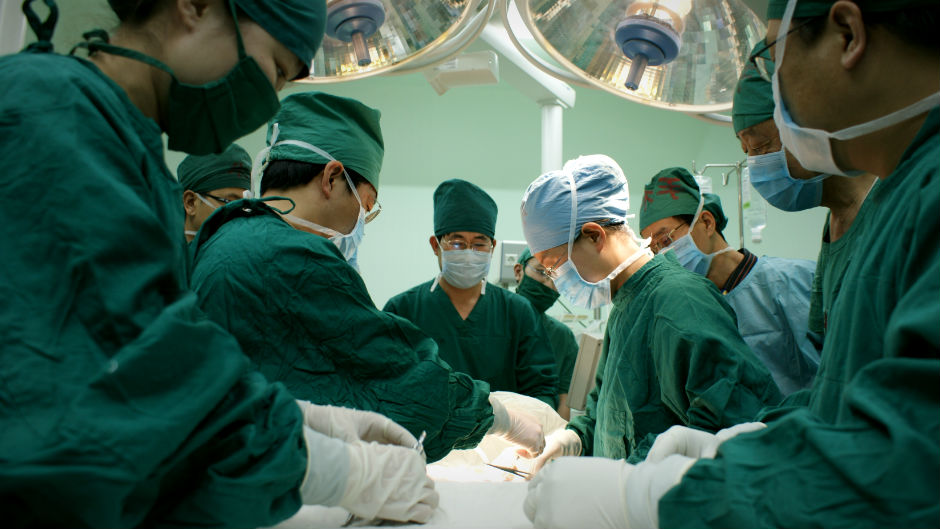 Médicos realizam cirurgia