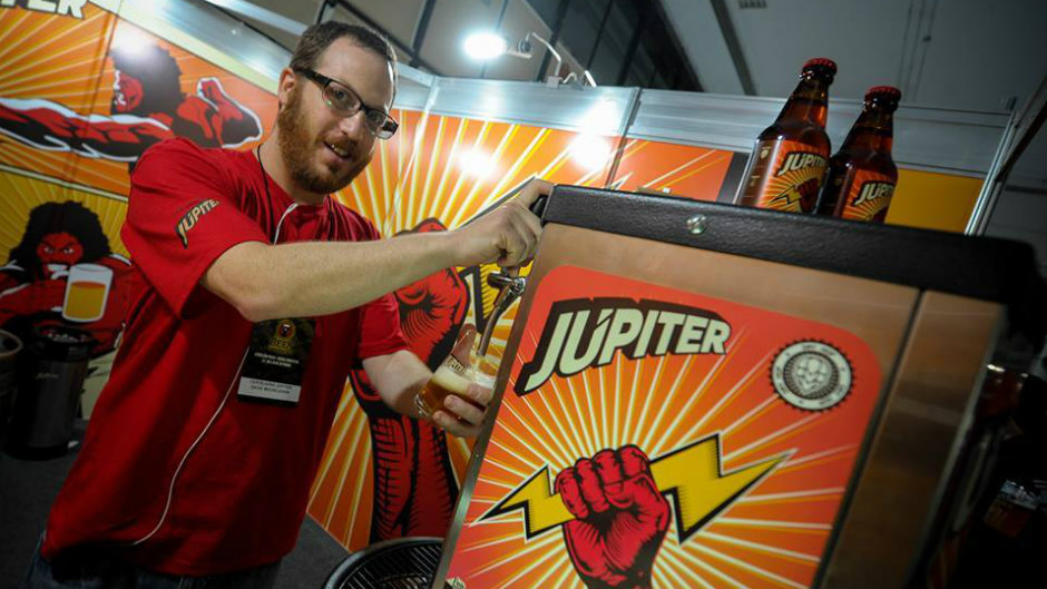 David Michelsohn servindo cerveja Jupiter