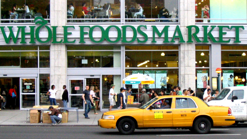 taxi em frente ao whole foods market, uma empresa que acredita no capitalismo consciente