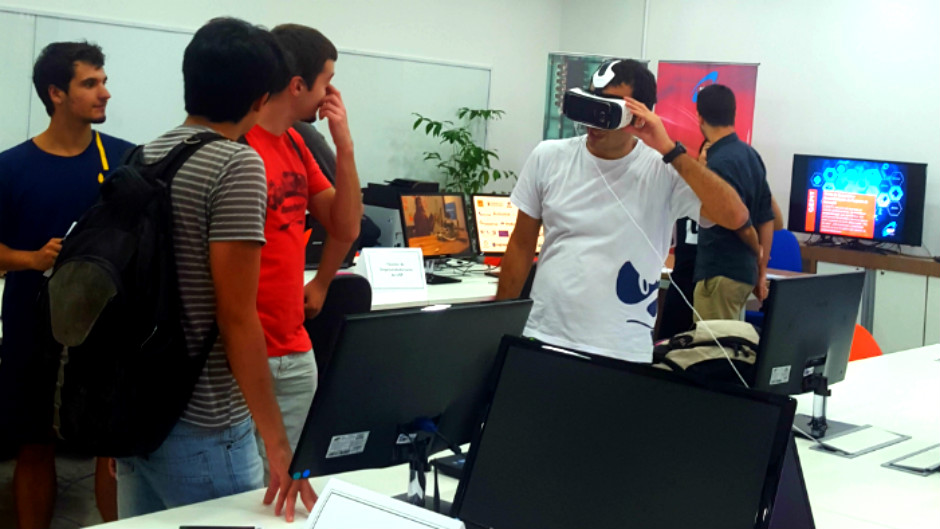 jovens utilizando oculos de realidade virtual