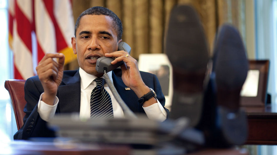 Barack Obama falando no telefone