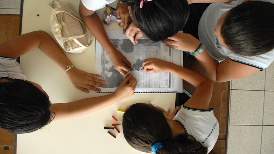 Crianças colorindo mapa