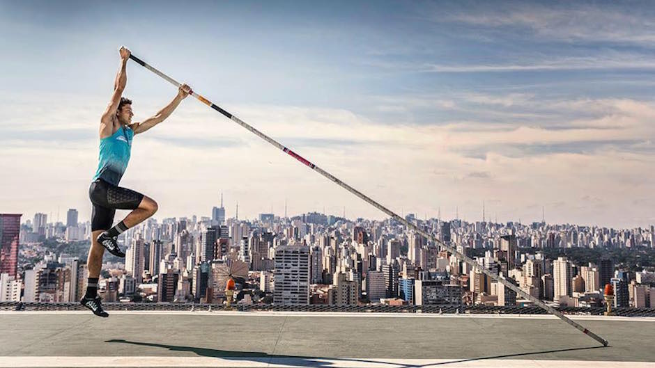 Thiago Braz alteta brasileiro saltando com vara