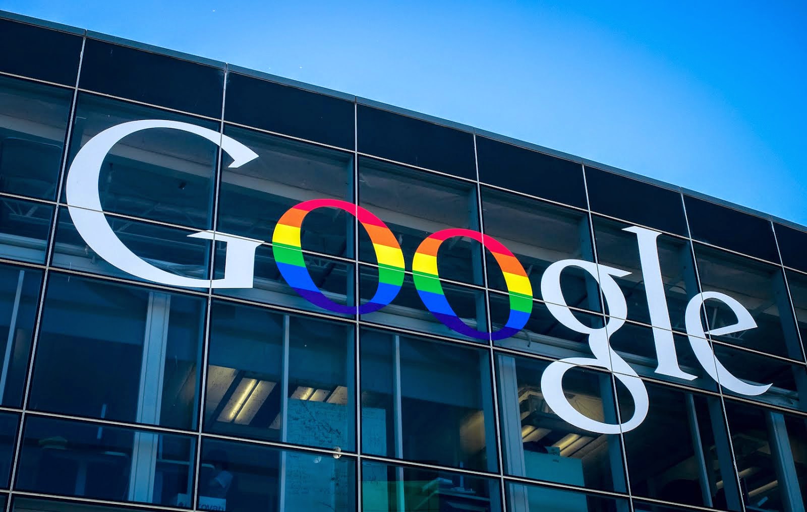 Fachada do Google celebrando a causa LGBT