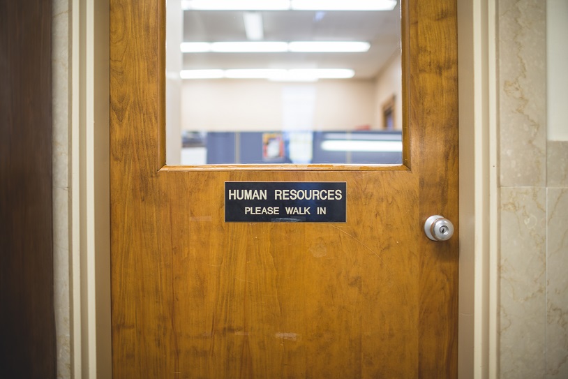 Placa de recursos humanos na porta - Qual é o novo papel de recursos humanos?