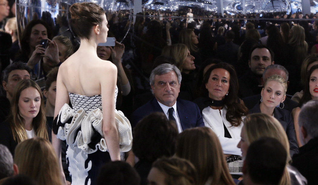 Sidney Toledano, CEO da Christian Dior, observa modelo na passarela