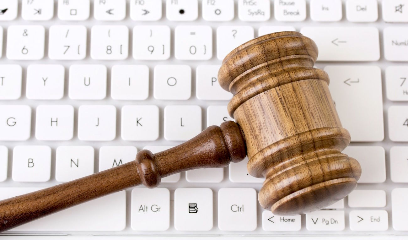 Martelo do juiz sobre teclado de computador