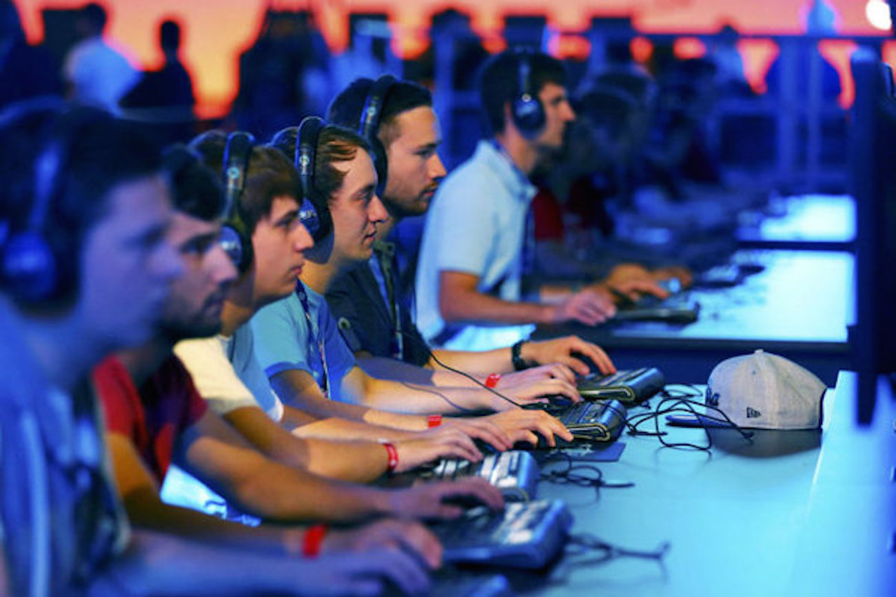 Homens concentrados em jogos online