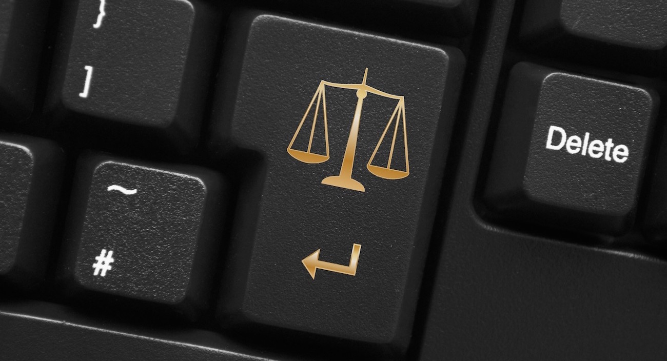 Símbolo da justiça no lugar da tecla Enter de um teclado - Direito em startups
