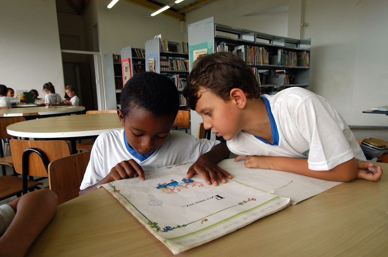 Biblioteca de escola brasileira