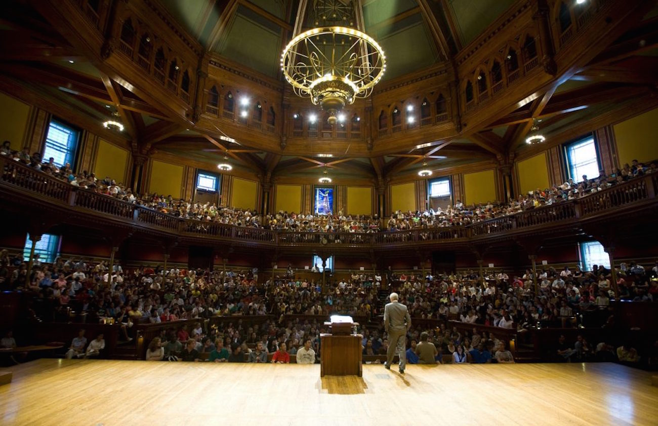 Michael Sandel dá palestra em Harvard sobre ética e justiça