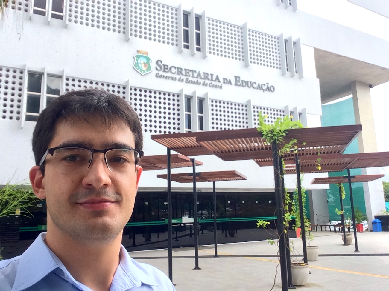 Henrique Vitta, trainee do Vetor Brasil, em frente à Secretaria de Educação do Ceará, em Fortaleza