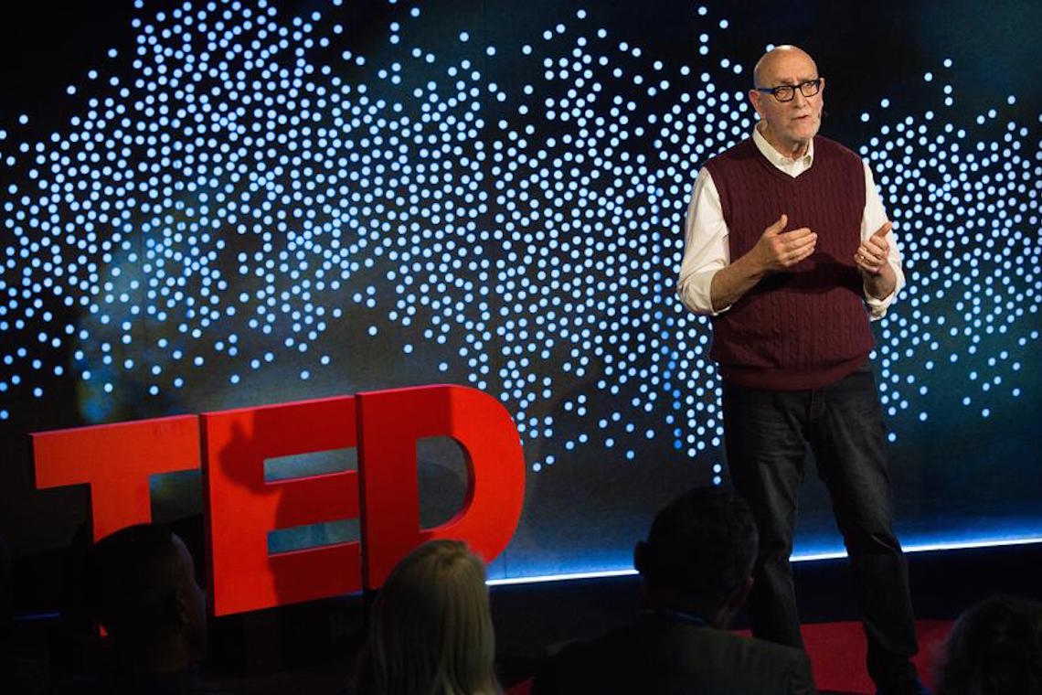 Paul Tasner no palco da TED Talk, onde explicou porque decidiu empreender pela primeira vez aos 66 anos