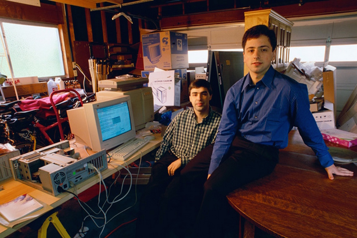 Retrato de Larry Page e Sergey Brin, cofundadores do Google, em uma garagem nos primeiros dias do Google
