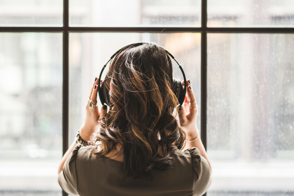 mulher ouvindo podcasts para aprender idiomas
