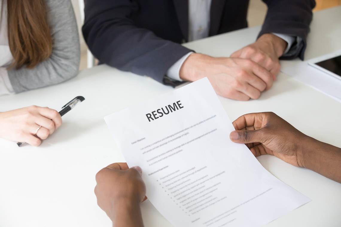 African-american applicant holding resume at job interview, clos currículo cego