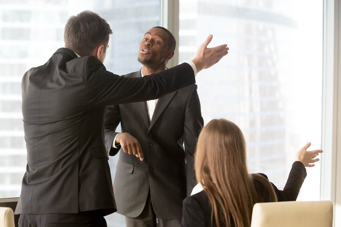 Annoyed business partners arguing during meeting X dicas para mediar discussões