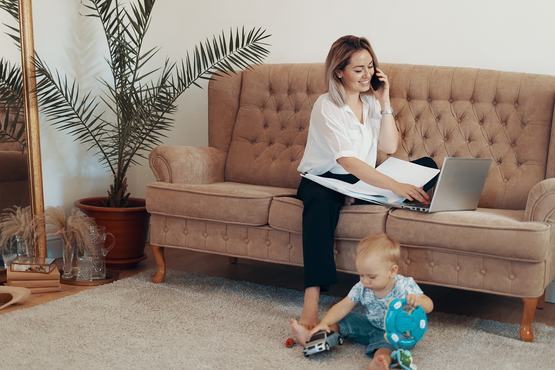 Beautiful business woman working at home. Multi-tasking, freelance and motherhood concept trabalho remoto