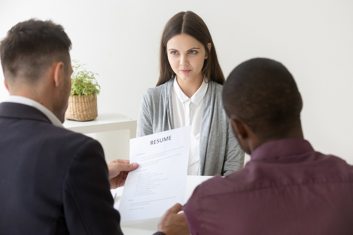 Multiracial hr reading resume of millennial job applicant at int riscos de escolher um emprego