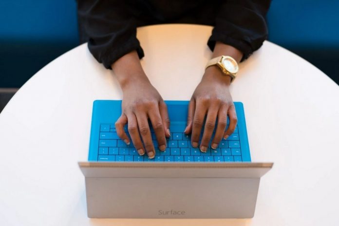 duas mãos em cima de teclado de notebook, representando um jovem que está prestes a fazer o teste vocacional grátis do Na Práticak