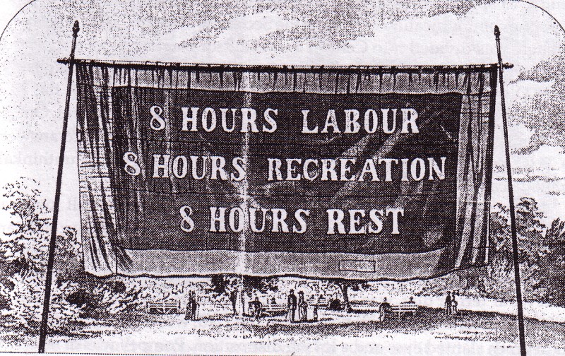 Dia do Trabalhador tem origem em movimento por menores jornadas de trabalho nos Estados Unidos. Na imagem, uma bandeira tem a seguinte mensagem em inglês: 