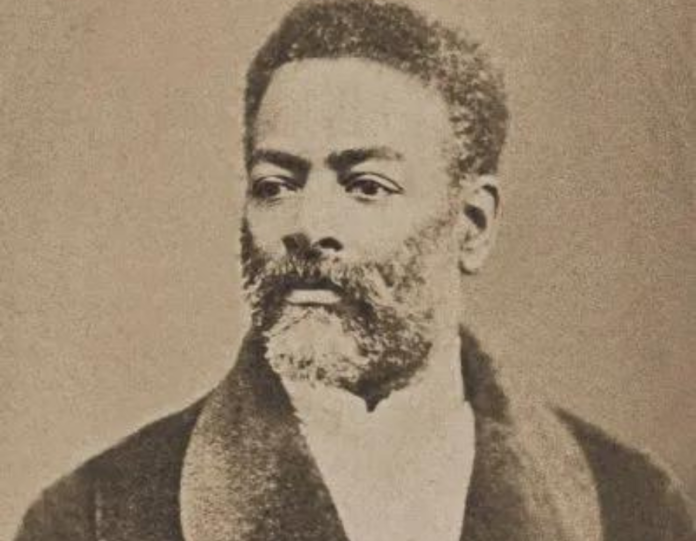 imagem em preto e branco do pensador e jornalista brasileiro Luiz Gama, um dos principais nomes da Abolição da Escravidão da história